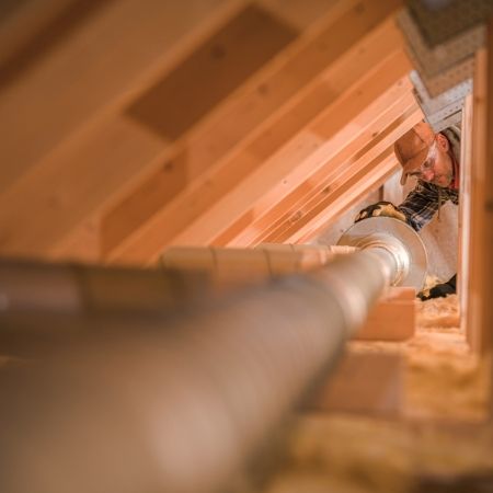 Ventilationsanlæg bliver monteret på et loft