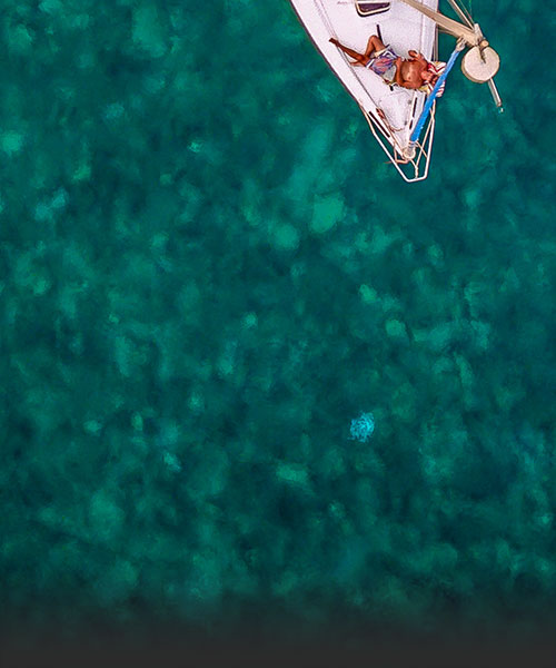 lån til båd - mand ligger på sin sejlbåd i havet