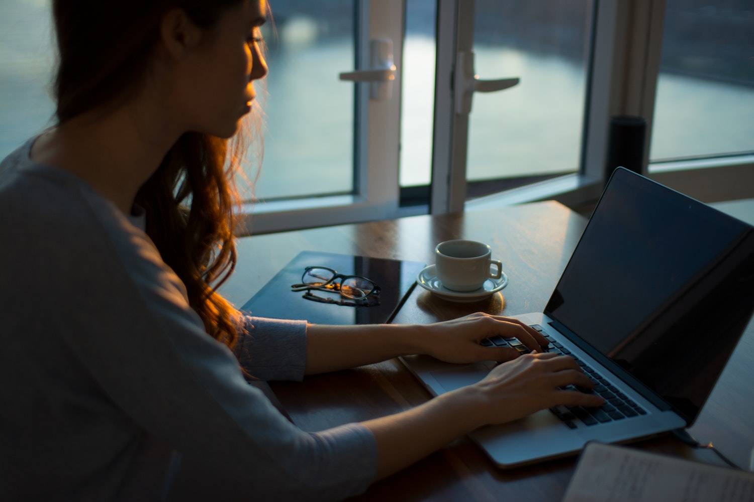 Kvinde der skriver på sin computer