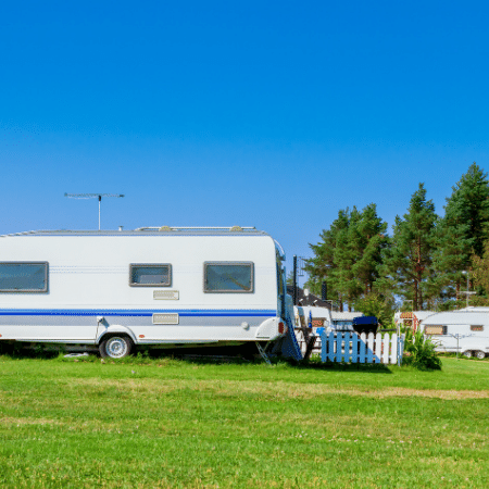 Campingvogn i naturen