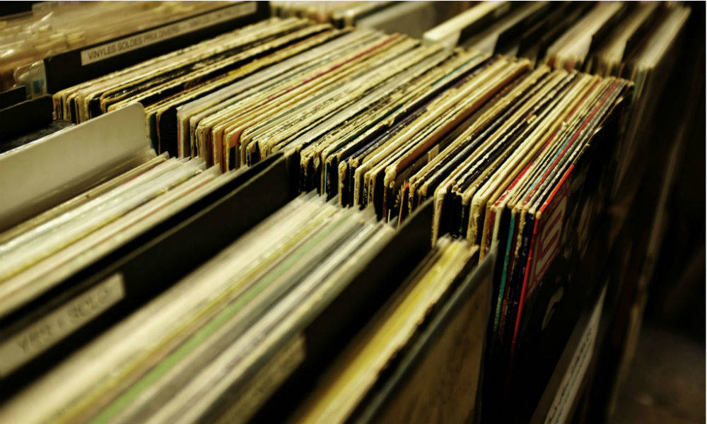 En masse vinyler plader i kasser
