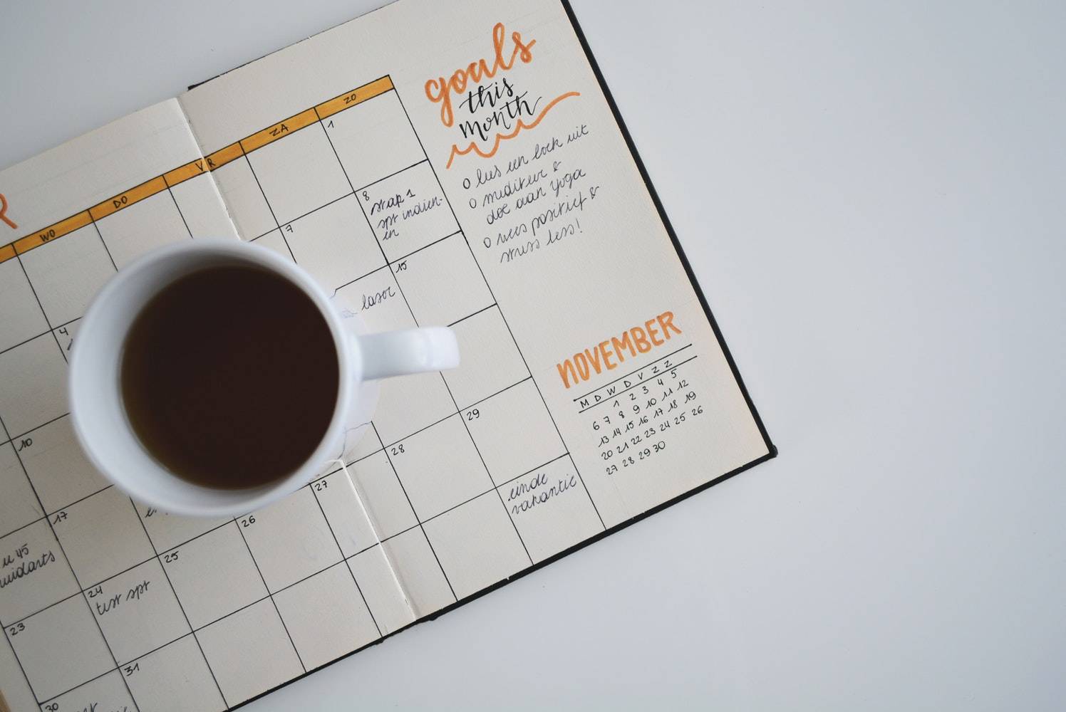 En kop the der er blevet sat ovenpå en kalender